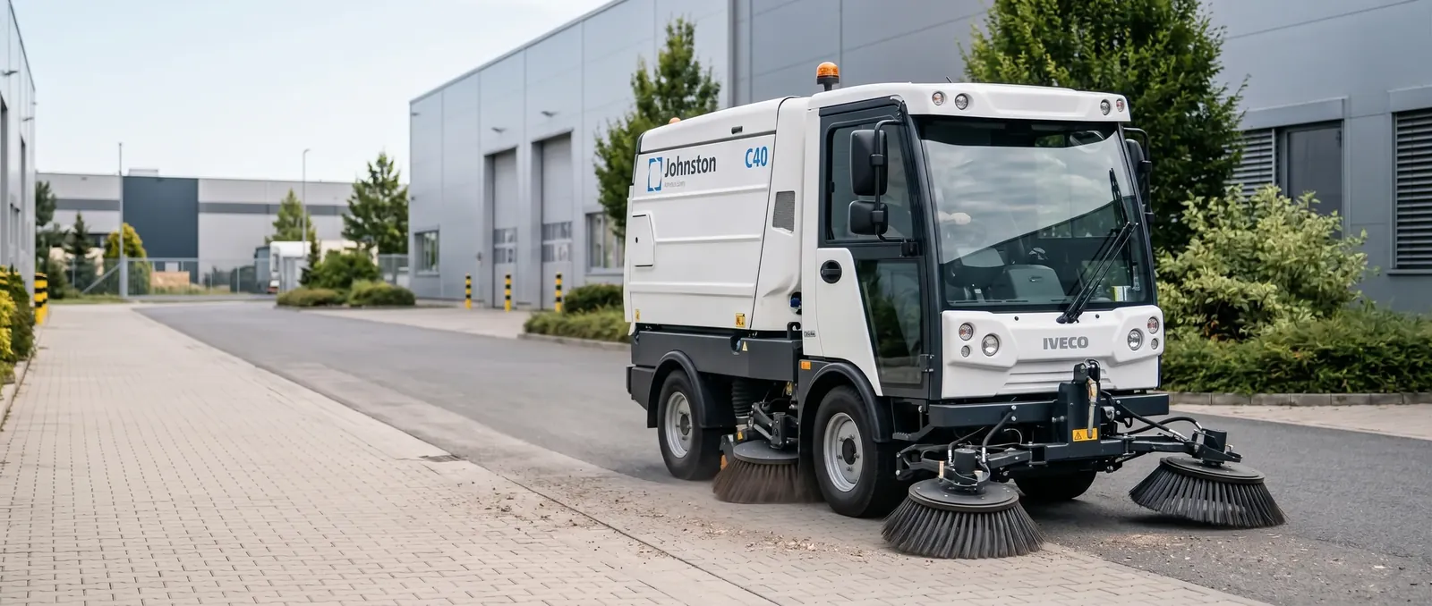 Zametací stroj Johnston C40 v provozu u servisního areálu